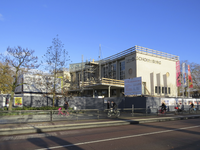 907146 Gezicht op de verbouwingswerkzaamheden van de Stadsschouwburg (Lucasbolwerk 24) te Utrecht, vanaf de Lucasbrug.